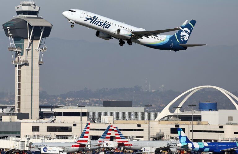 alaska-airlines-grounds-fleet-flights-disrupted-after-it-outage