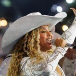 beyonc-unveils-gold-mechanical-horse-in-response-to-tour-mishap