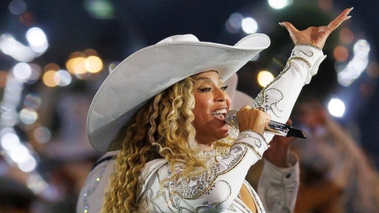 beyonc-unveils-gold-mechanical-horse-in-response-to-tour-mishap