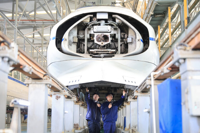 china-s-maglev-train-reaches-404-mph-outpacing-commercial-flights
