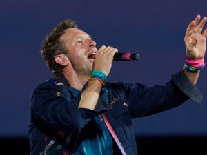 coldplay-concert-kiss-cam-sparks-viral-controversy-and-gossip