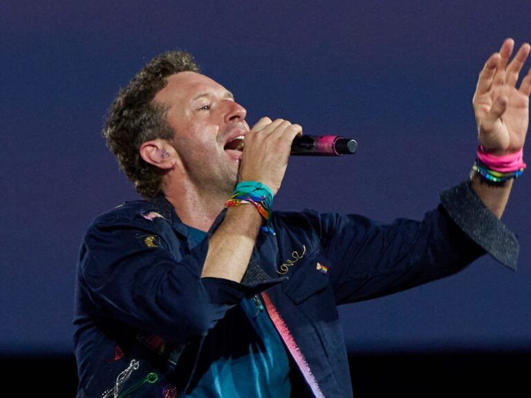 coldplay-concert-kiss-cam-sparks-viral-controversy-and-gossip