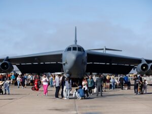 delta-pilot-dodges-b-52-bomber-in-near-collision-over-north-dakota