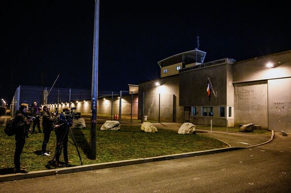 inmate-escapes-lyon-corbas-prison-by-hiding-in-cellmate-s-luggage
