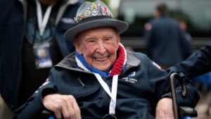 jake-larson-beloved-wwii-veteran-and-tiktok-star-dies-at-102