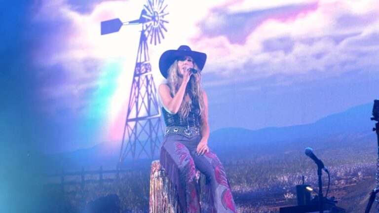lainey-wilson-captivates-audience-with-july-4th-performance-on-cnn