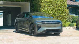 lucid-gravity-outpaces-porsche-and-lamborghini-in-quarter-mile