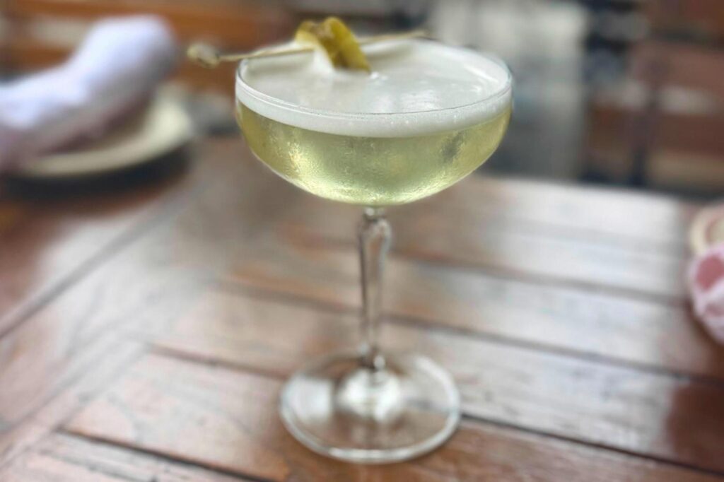 pickle-juice-the-unexpected-star-of-the-cocktail-scene