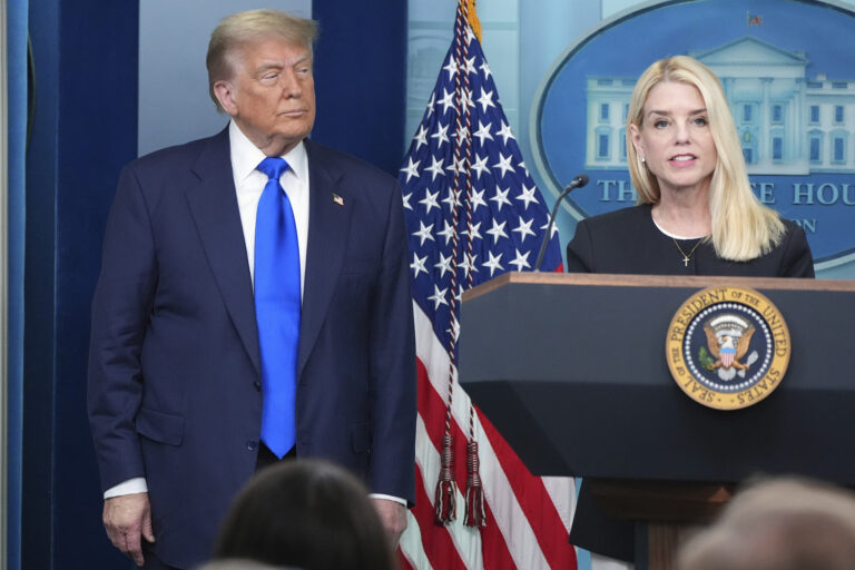 trump-backs-attorney-general-pam-bondi-amid-fbi-dispute
