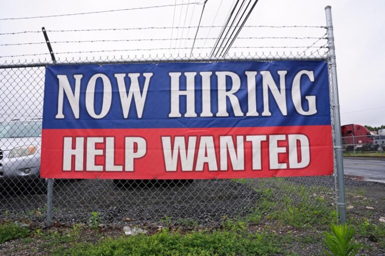 u-s-jobless-claims-drop-to-233-000-amid-economic-uncertainty