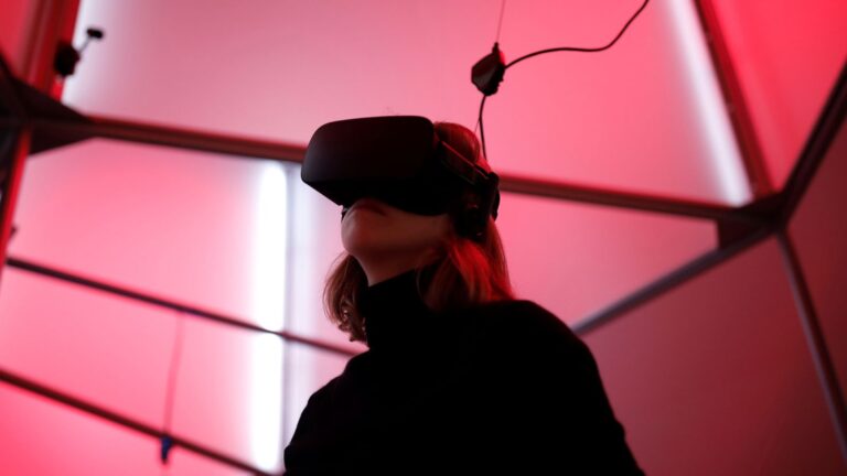 virtual-reality-s-renaissance-tech-giants-bet-on-immersive-content