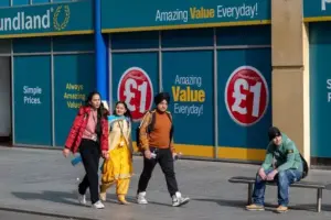 american-expat-compares-uk-s-poundland-to-walmart-in-tiktok-video