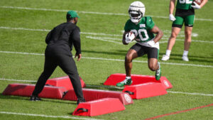 breece-hall-impresses-jets-justin-fields-ahead-of-new-season