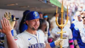 cal-raleigh-breaks-catcher-hr-record-with-49-home-runs-now-