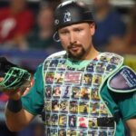 cal-raleigh-hits-47th-hr-chasing-catcher-record-amid-defeat