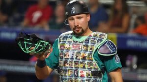 cal-raleigh-hits-47th-hr-chasing-catcher-record-amid-defeat