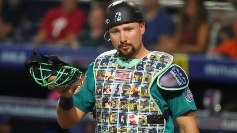 cal-raleigh-hits-47th-hr-chasing-catcher-record-amid-defeat