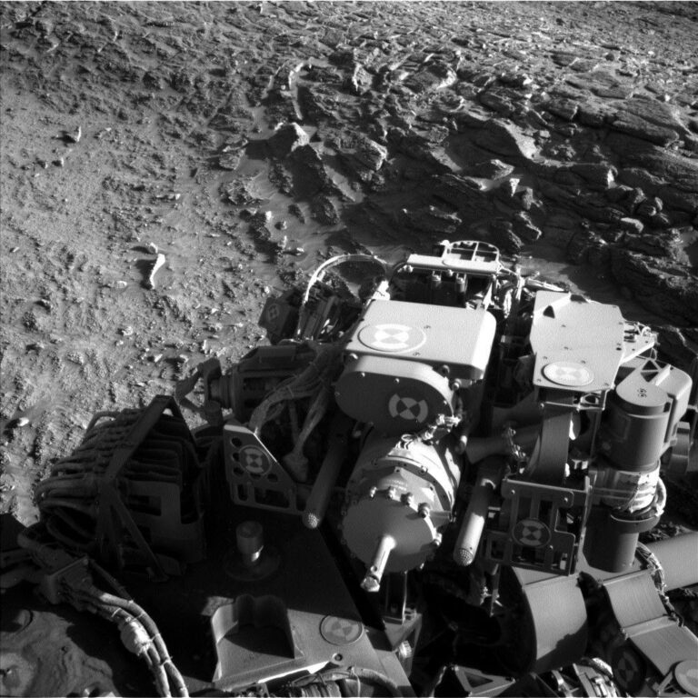 curiosity-rover-explores-martian-ridge-for-scientific-insights