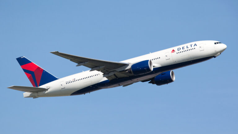 delta-airlines-launches-crunchyroll-anime-streaming-for-passengers