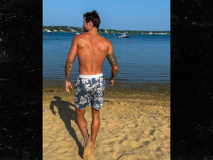 dylan-efron-showcases-ripped-physique-during-first-hamptons-trip