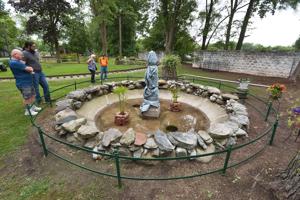 eden-springs-park-unveils-historic-lighthouse-during-car-show