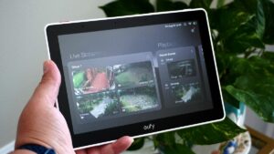 eufy-security-e10-smart-display-enhances-home-monitoring-experience