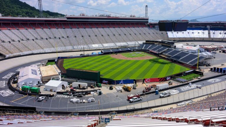 first-mlb-game-in-tennessee-draws-record-85-000-fans-tonight