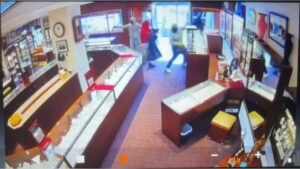 four-masked-robbers-execute-jewelry-heist-in-seattle-in-2-minutes