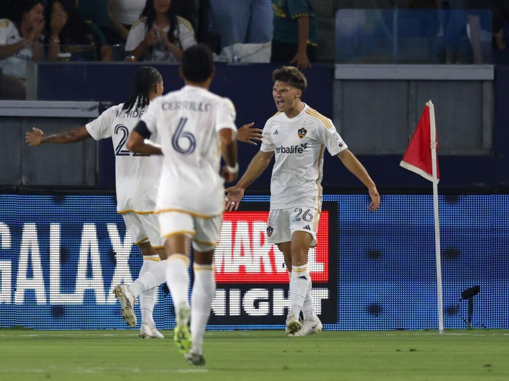galaxy-snaps-winless-streak-with-3-0-shutout-over-rapids