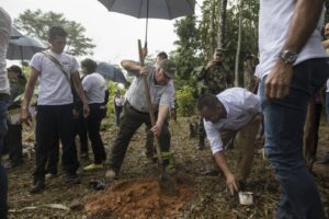 howard-buffett-fights-colombia-s-cocaine-trade-with-legal-crop-initiatives