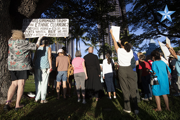 hundreds-gather-for-interfaith-vigil-supporting-migrants-in-hawaii