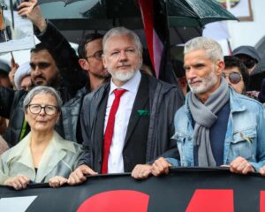 julian-assange-joins-pro-palestine-march-across-sydney-harbour-bridge