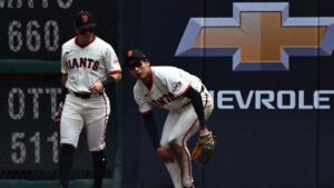 jung-hoo-lee-s-sensational-catch-sparks-giants-victory-over-rays