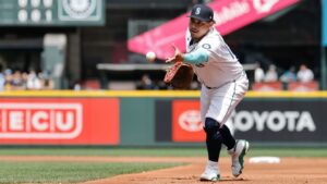 mariners-josh-naylor-exits-game-early-with-injury-concerns