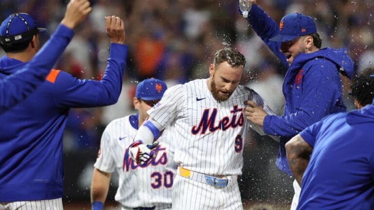 mets-stun-phillies-with-walk-off-win-narrow-division-gap