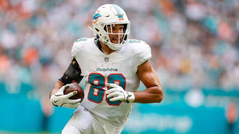 mike-mcdaniel-confirms-julian-hill-s-spot-on-dolphins-roster