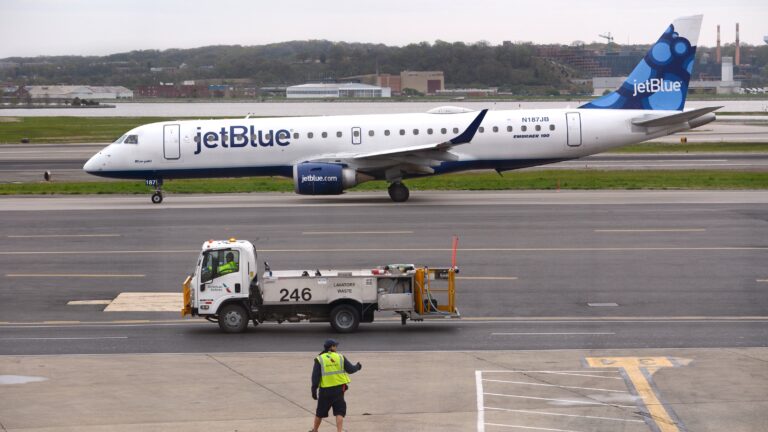 naked-jetblue-passenger-arrested-at-boston-airport-in-shocking-stunt