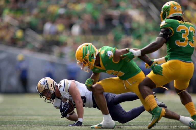 oregon-dominates-montana-state-59-13-stifles-rushing-attack