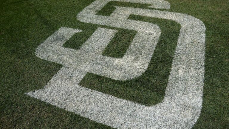 padres-xander-bogaerts-lands-on-il-with-foot-fracture