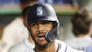 seattle-mariners-hold-off-late-charge-defeat-white-sox-8-6