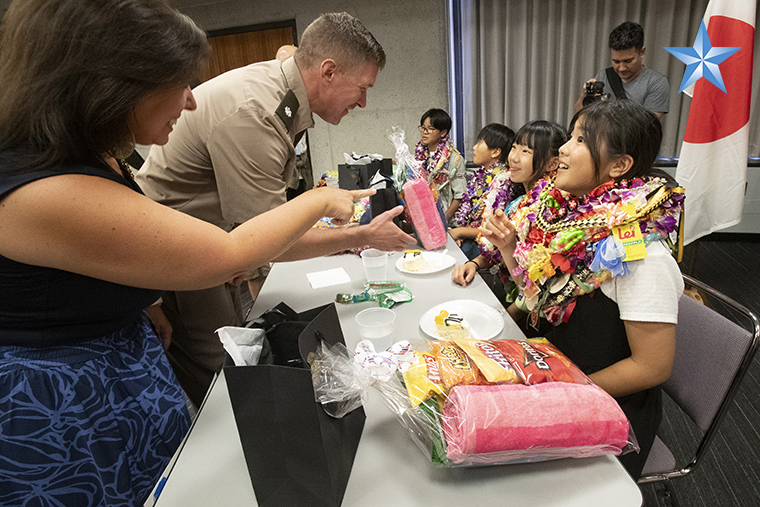 soldiers-welcome-orphaned-children-from-japan-to-hawaii