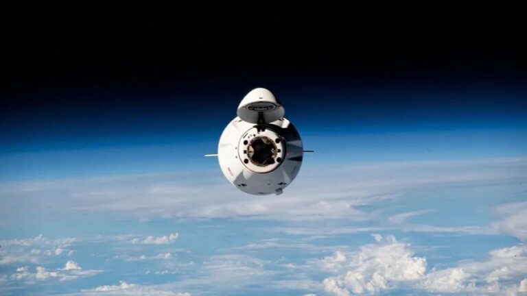 spacex-dragon-capsule-delivers-5-000-pounds-of-supplies-to-iss