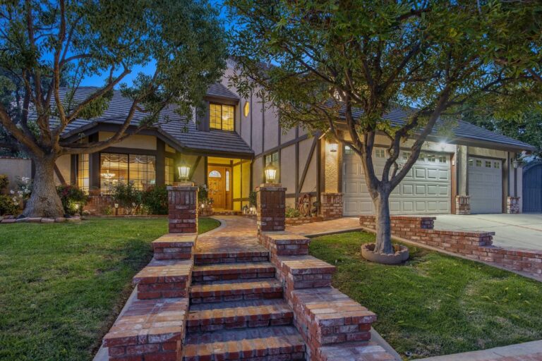 stay-overnight-in-the-iconic-poltergeist-house-book-now-