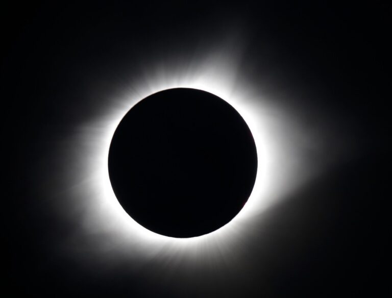 total-solar-eclipse-captivates-america-on-august-21-2017