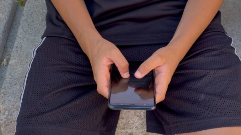 u-s-schools-enforce-cell-phone-bans-what-parents-must-know-now