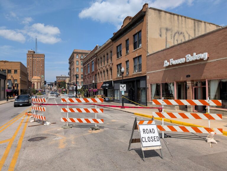 urgent-sidewalk-road-closed-after-200-bricks-fall-in-aurora