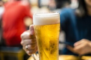 debate-erupts-over-beer-served-on-ice-is-it-acceptable-