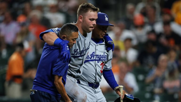 dodgers-dalton-rushing-injured-after-foul-ball-day-to-day-status