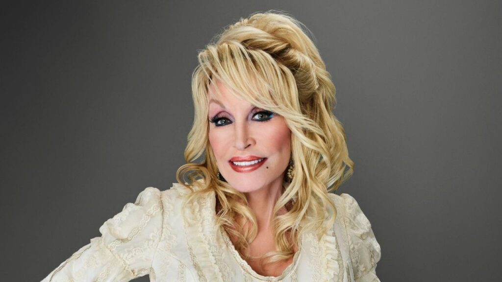 dolly-parton-reimagines-halloween-decor-with-chic-pumpkin-displays