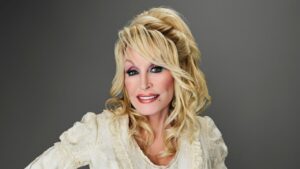 dolly-parton-reimagines-halloween-decor-with-chic-pumpkin-displays